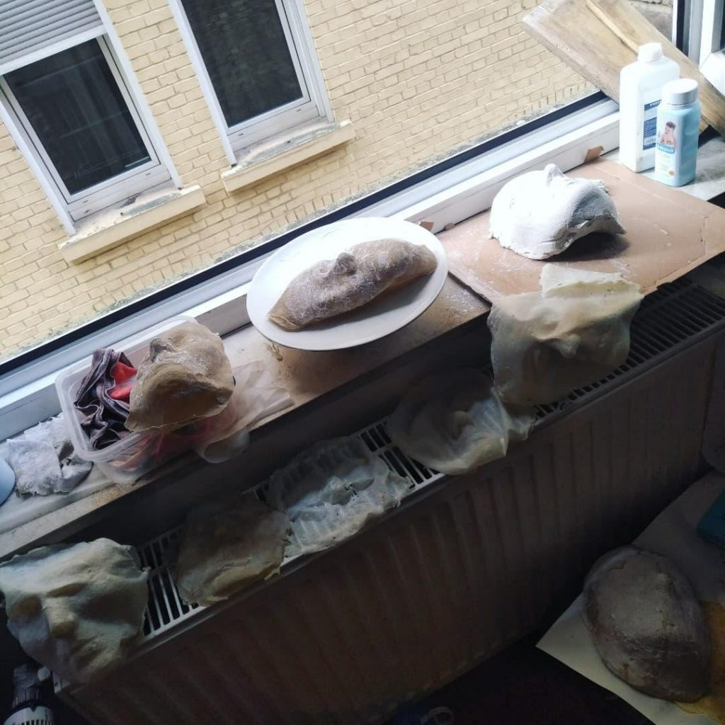 Maskengießen auf der Fensterbank
