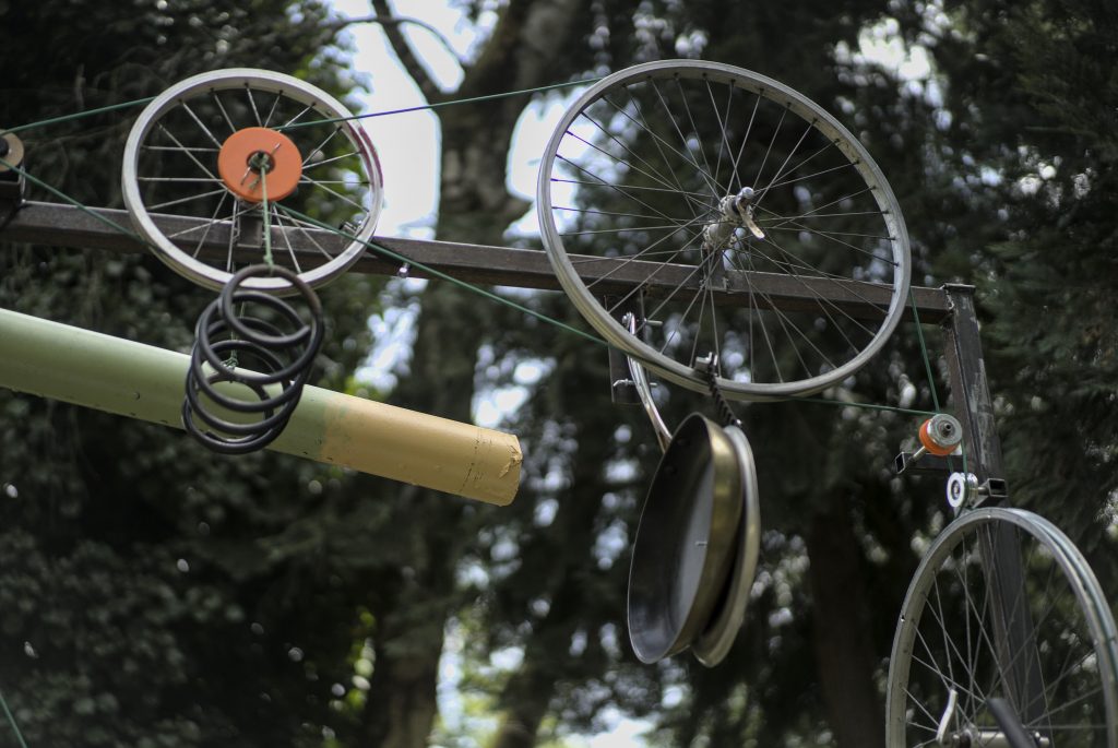 a mechanic construction with bike wheels, tubes... to produce sounds